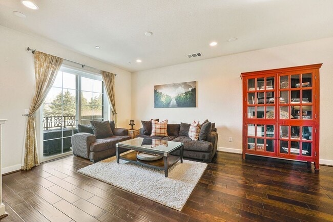 Photo - UPDATED LARGE 1600 sq/ft 3BR/3.5BA Central...