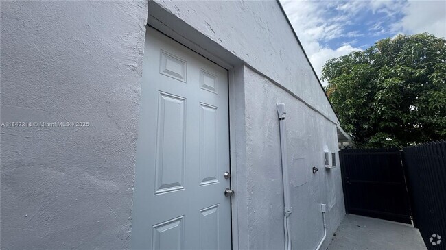 Building Photo - 2731 NW 100th St Unit B-B Rental
