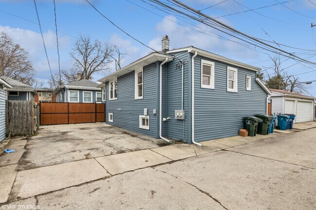 Shared Parking - Private parking availible - 1127 Hannah Ave Unit B