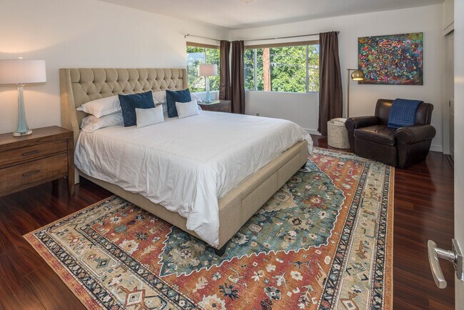 Bedroom with King - The Wilshire Crescent