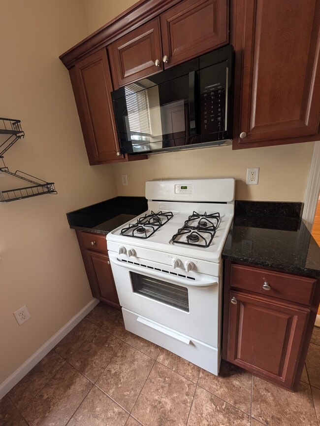 Building Photo - 57 Hotchkiss St Unit 1E
