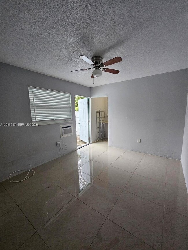 Photo - 915 SW 16th St Unidad 1-2