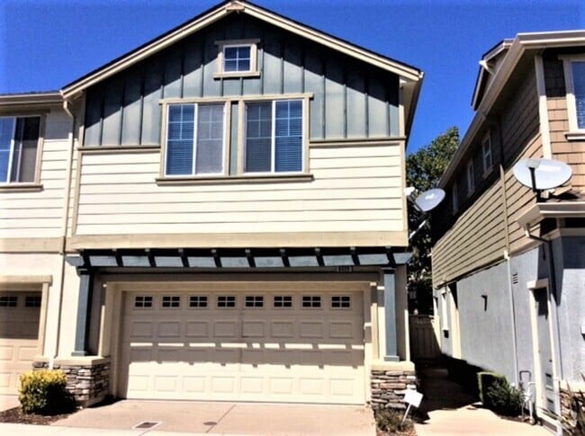 Building Photo - Dublin Townhouse with Solar!  3 Bed 2.5 Ba...