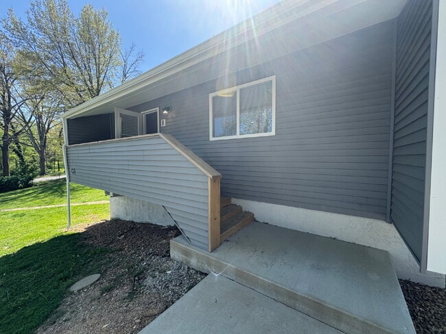 Building Photo - “Brand New Feel!” — Freshly Renovated 1 Bed with Modern Finishes Unit Apt B