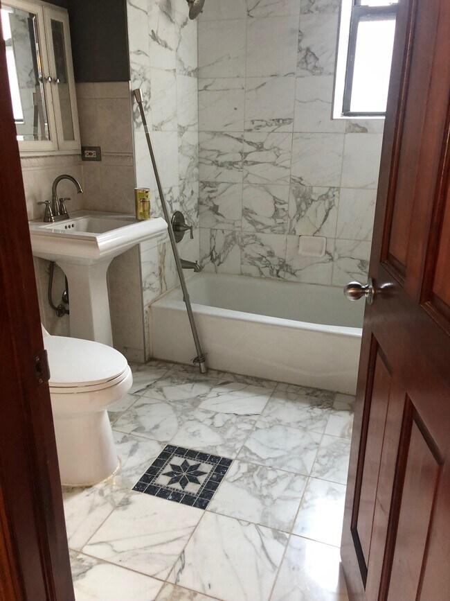 Bathroom - 1439 W 17th St Unit 1R