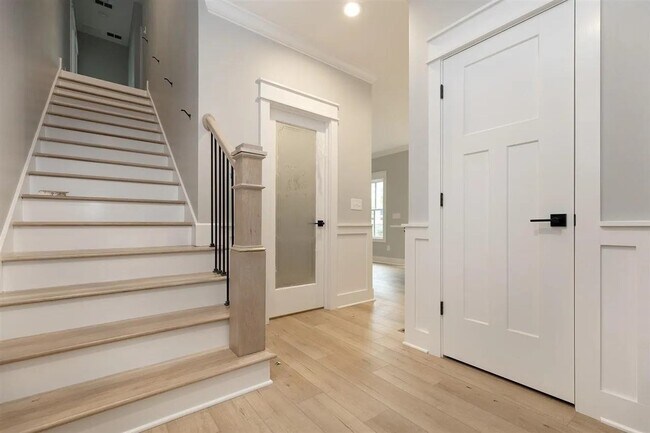 Photo - 633 Village Way