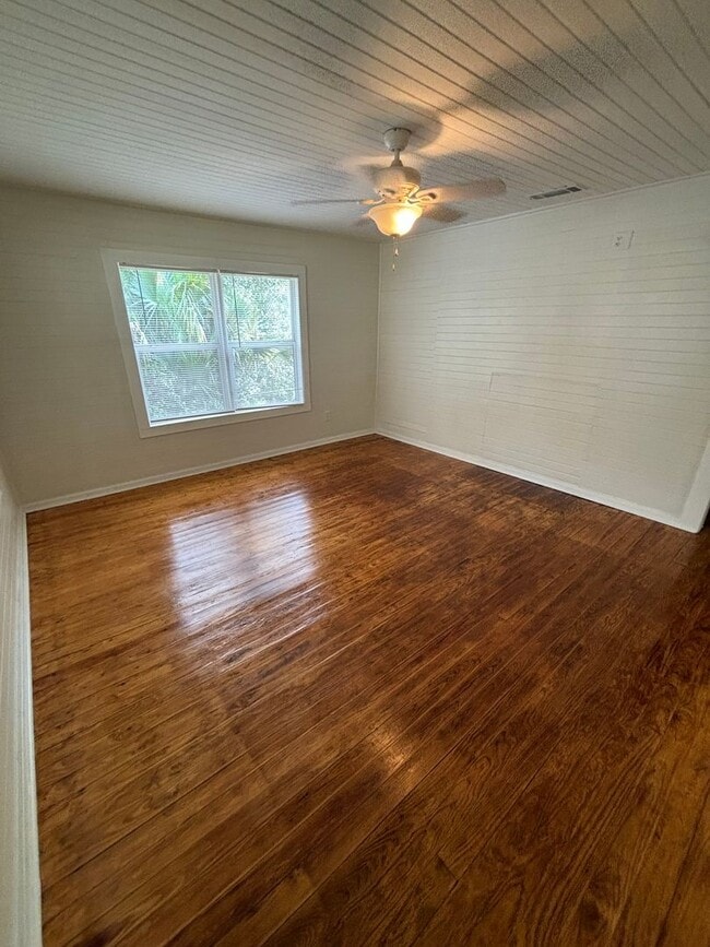 Photo - Charming 3 Bedroom Home with Rustic Farmho...