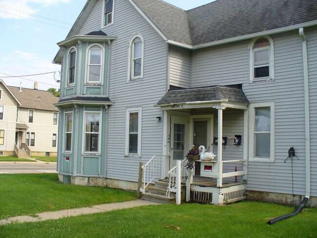 front of building - 409 9th St Apartments