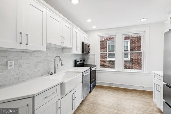 Building Photo - 1827 W Cheltenham Ave Rental