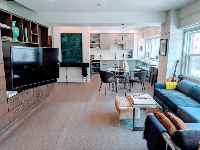 Building Photo - 121 S Jackson St Unit 1