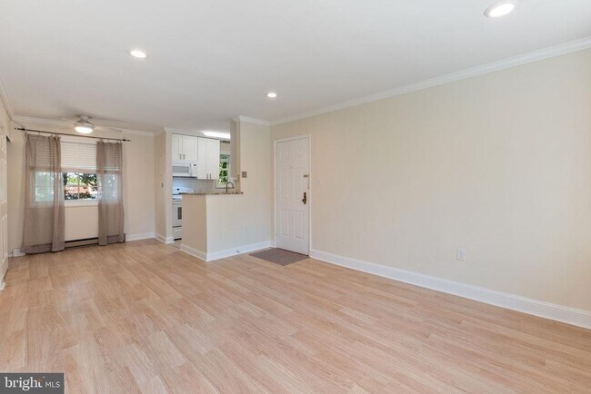 1732 W Abingdon Dr Unit 301