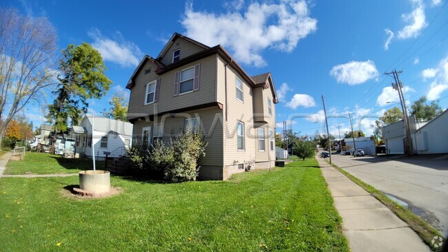 Building Photo - 800 12th St NE Rental