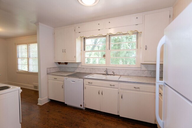 Photo - 3 bedroom 1 bath in Boulevard/ Normaltown!