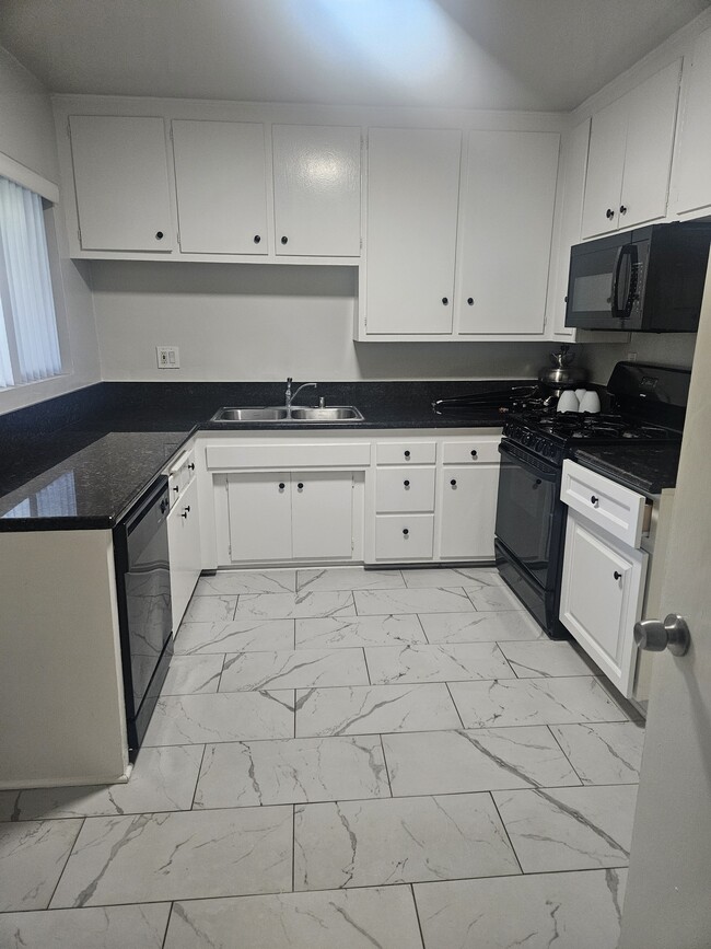 Building Photo - Canyon Gardens Rental