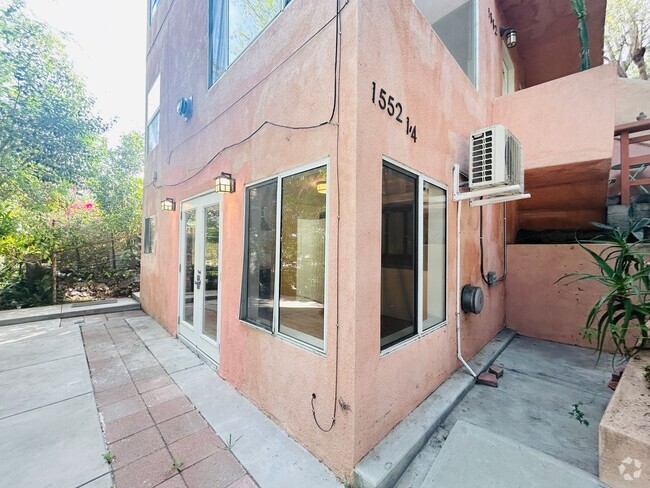 Building Photo - Lucretia Apartments Unit 1552 1/4