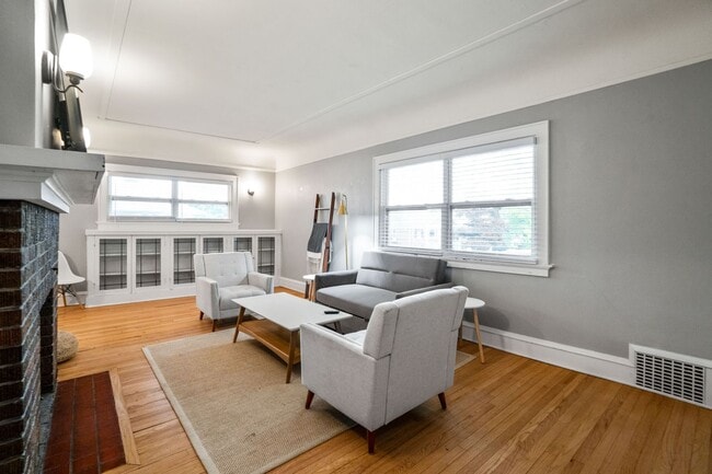 Photo - Rare quality UWM Flat , Walk to Campus!