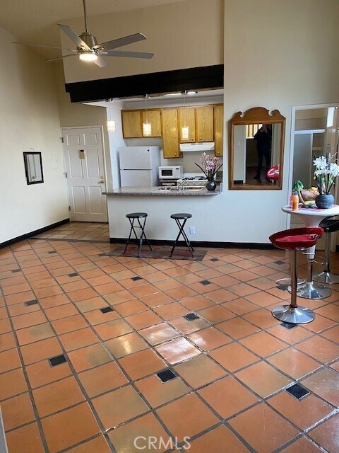 Building Photo - 1943 Vista Del Mar Ave Unit 7