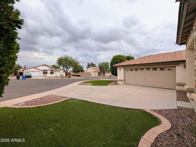 15748 W Paradise Ln