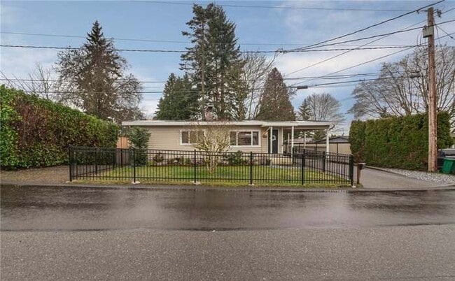Photo - 643 Ferndale Ave NE