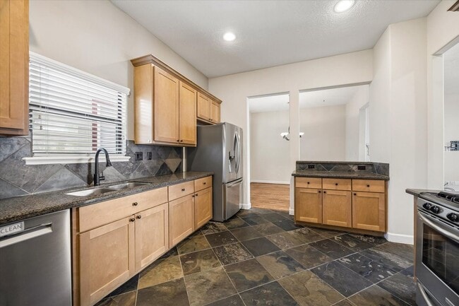 Photo - 5811 Maxie St