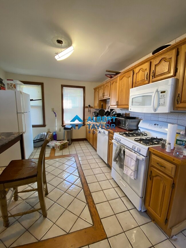 Photo - 16 Sawyer Ter Unit SF 8-bed 2-bath