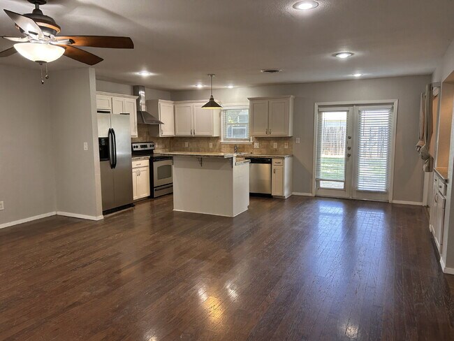 Photo - Beautiful, Spacious 4 Bedroom Close to Tex...