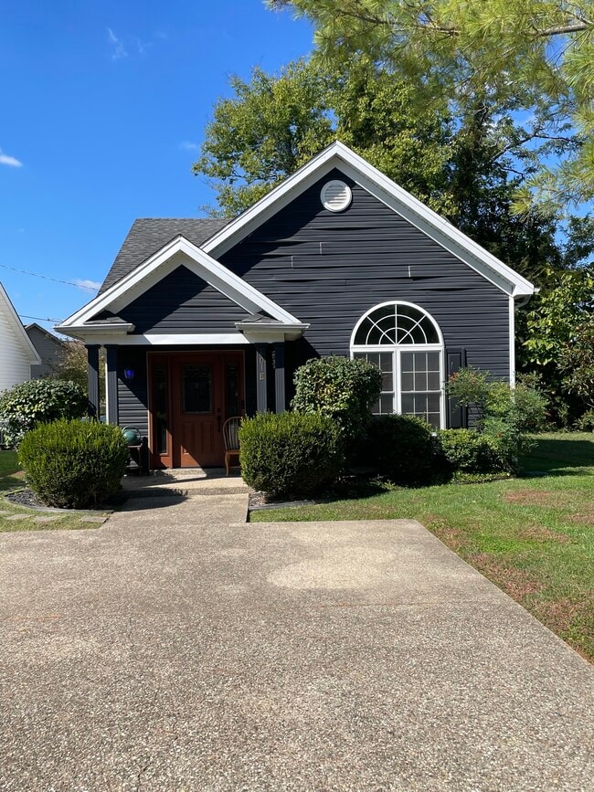 Building Photo - 601 Colonial Ct Unit E
