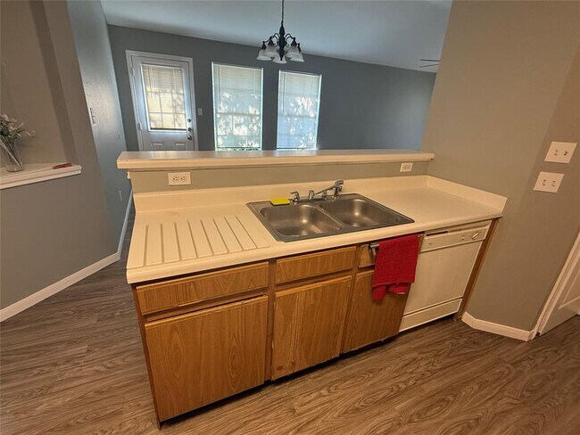 Photo - 2221 Creekside Ln