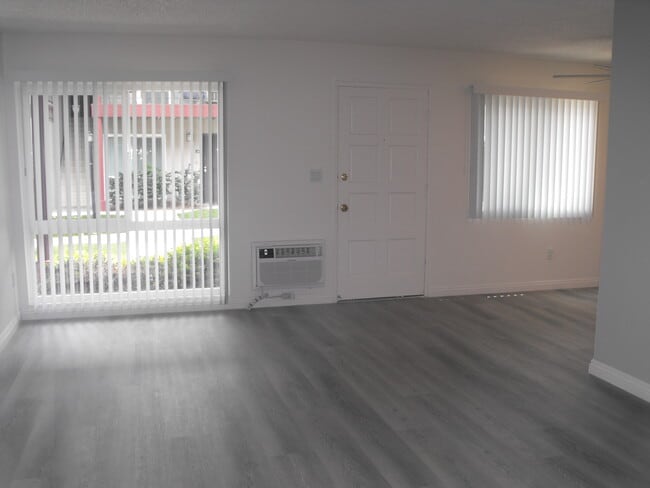 F and E plan / Dwn / 1x1 - Chateau De Ville