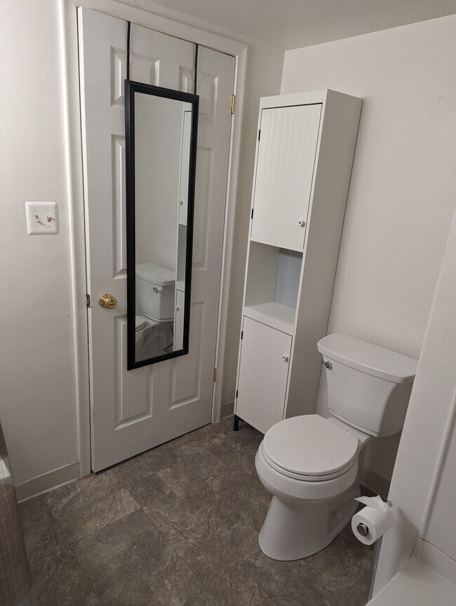 full bath - 1313 Mason St Unit Upper