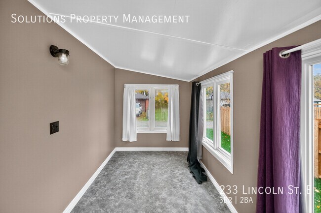 Photo - **3 Bedroom, 2 Bath Full House w/ Parking **