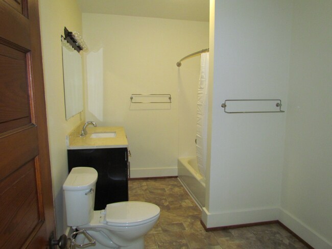 Photo - 225 E Findlay St Unidad Apt B