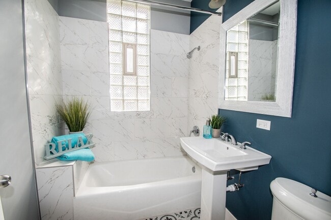 Building Photo - 518 Troy N St Unit 2