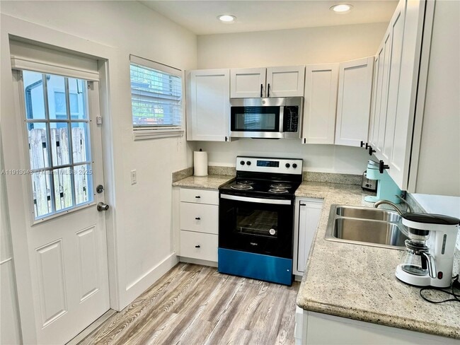 Building Photo - 301 NE 15th Ave Unit 1