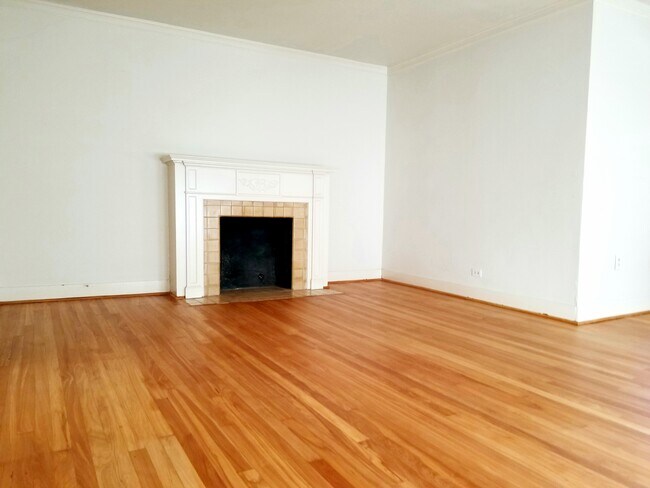 Living Room - 1806 Banks St Unit #4
