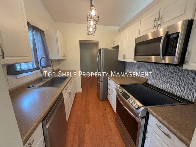 Photo - 1002 E 18th St