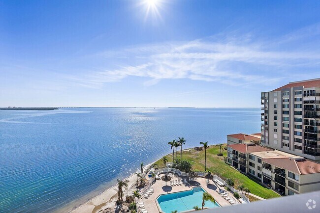 Building Photo - Spacious Waterfront 2/2 condo - Furn. or U... Unit 1001
