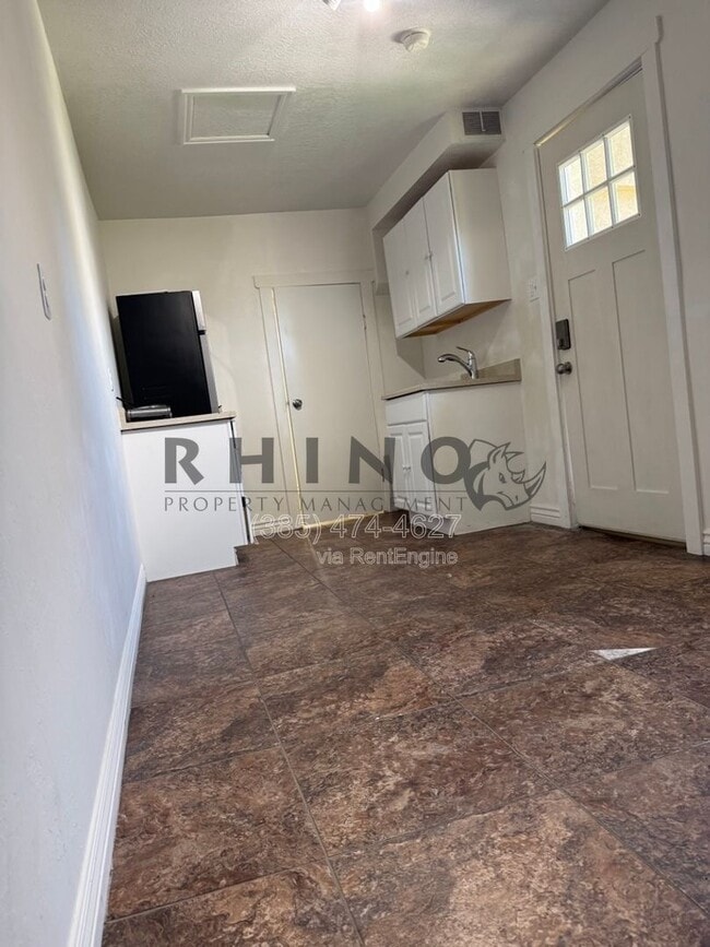 Building Photo - 2885 Van Buren Ave Unit 3