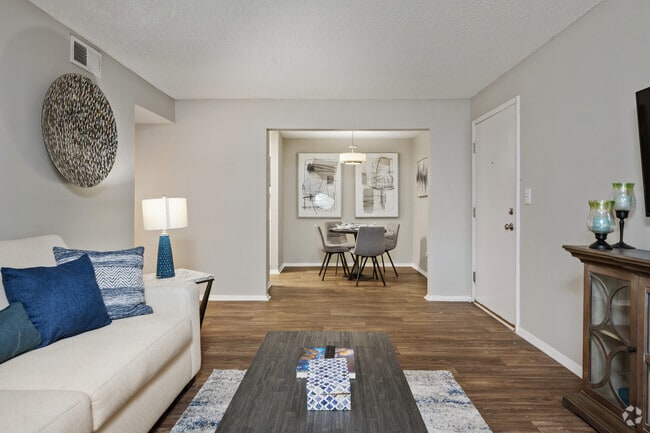2BR, 2BA - 1000SF - Living Room
