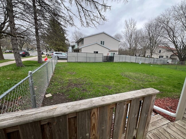 Building Photo - Showings this weekend! Partially fenced yard, garage, 3 bedroom