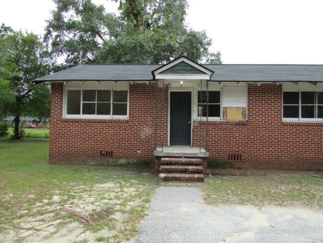 Building Photo - Centrally Located!