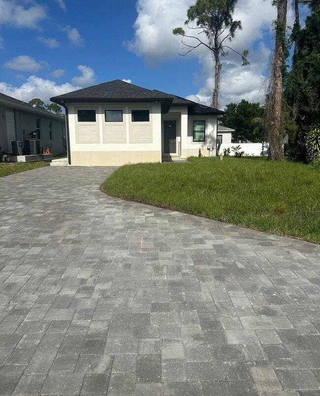 Photo - Single Family Home in San Carlos - STUDENTS WELCOME