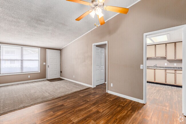 2 BR, 1 BA- 864SF