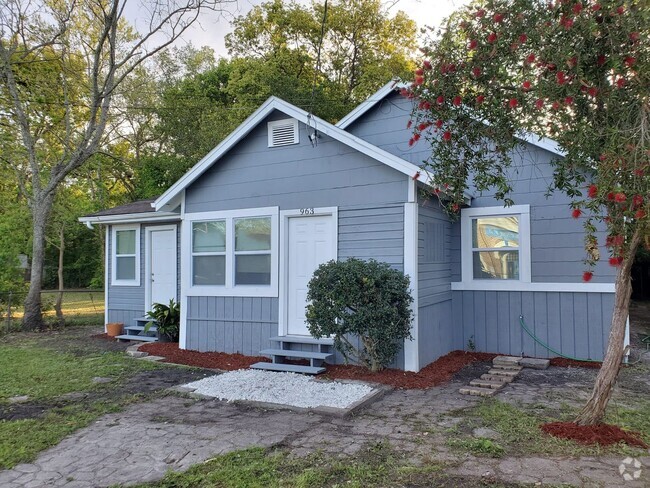 Building Photo - Fully Renovated 3/1 Single Family Ready to... Rental