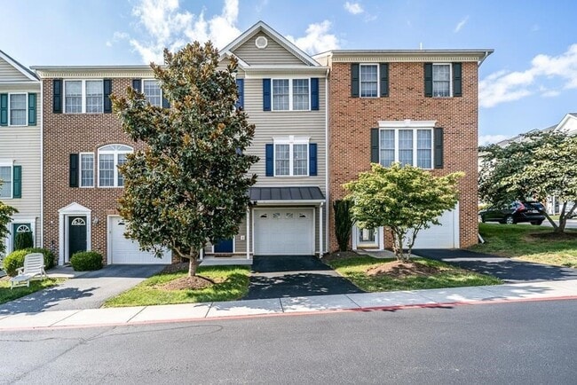 Building Photo - Spacious Luxury Townhome! Outstanding Location!