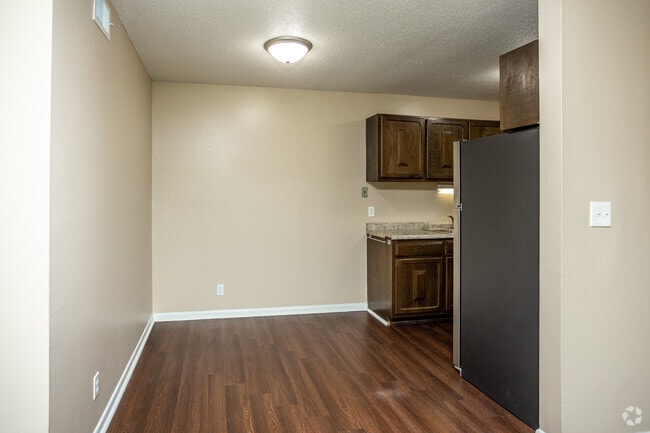 2BR, 1BA - 1,000 SF