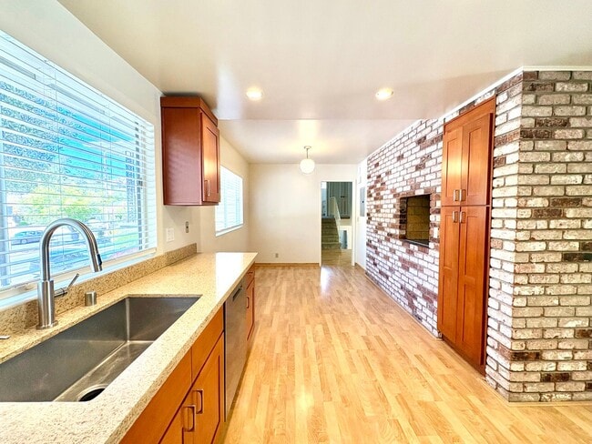 1732 Las Gallinas Ave