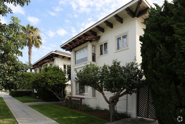 Building Photo - Downstairs Spacious Studio at the Charming... Unit 1015 A Ave  2 Rental