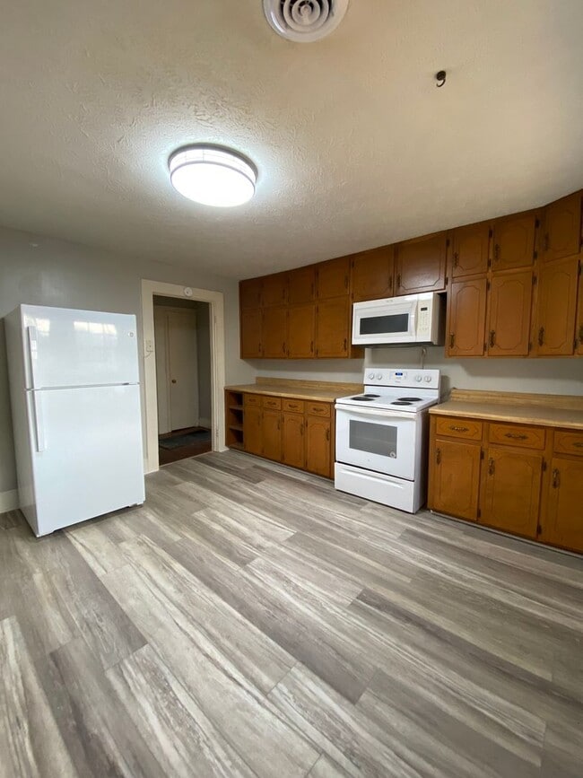 Photo - 202 Francis St W