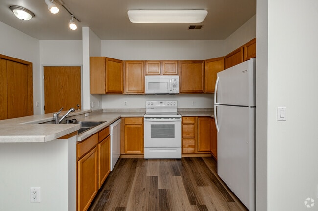 1BR, 1BA - 751SF - Kitchen - The Commons of Foxboro